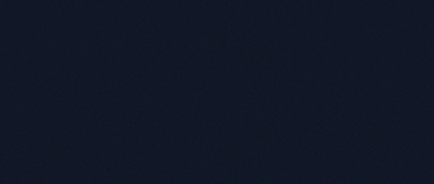 Un moniteur PC affichant une interface de trading, accompagné d’un bocal de pièces, représentant la croissance financière et les stratégies d’investissement.