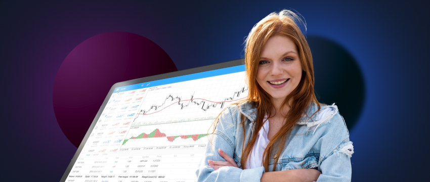 Uma mulher sorridente em frente a uma tela de computador, utilizando ativamente a plataforma de análise MetaTrader 4 para o seu trabalho.