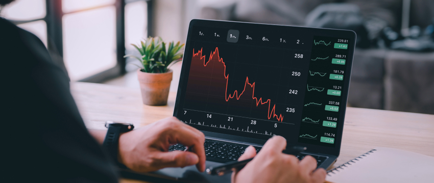 Un portátil muestra un gráfico del mercado forex, destacando análisis clave para el éxito de los traders de forex y sus objetivos estratégicos.