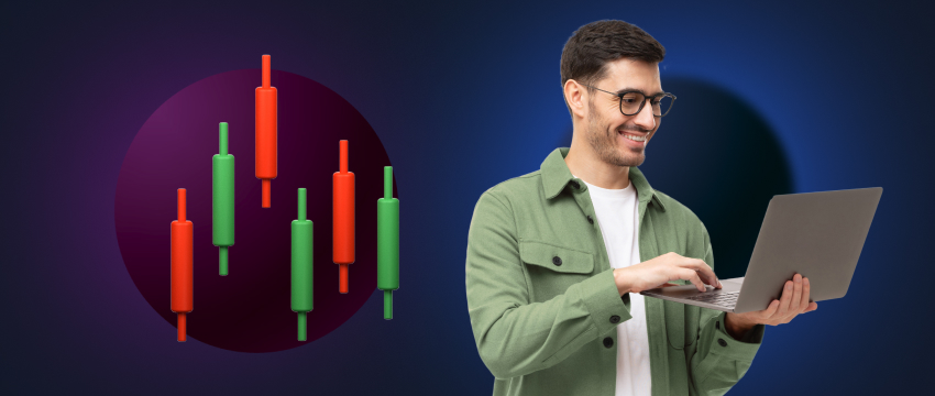 Un hombre sonriente sostiene un portátil mientras analiza un gráfico relacionado con el trading de forex en un evento de inversión.