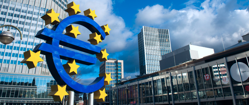 Um edifício de banco central exibe o símbolo da moeda europeia, representando sua importância nos mercados globais de forex e na análise.